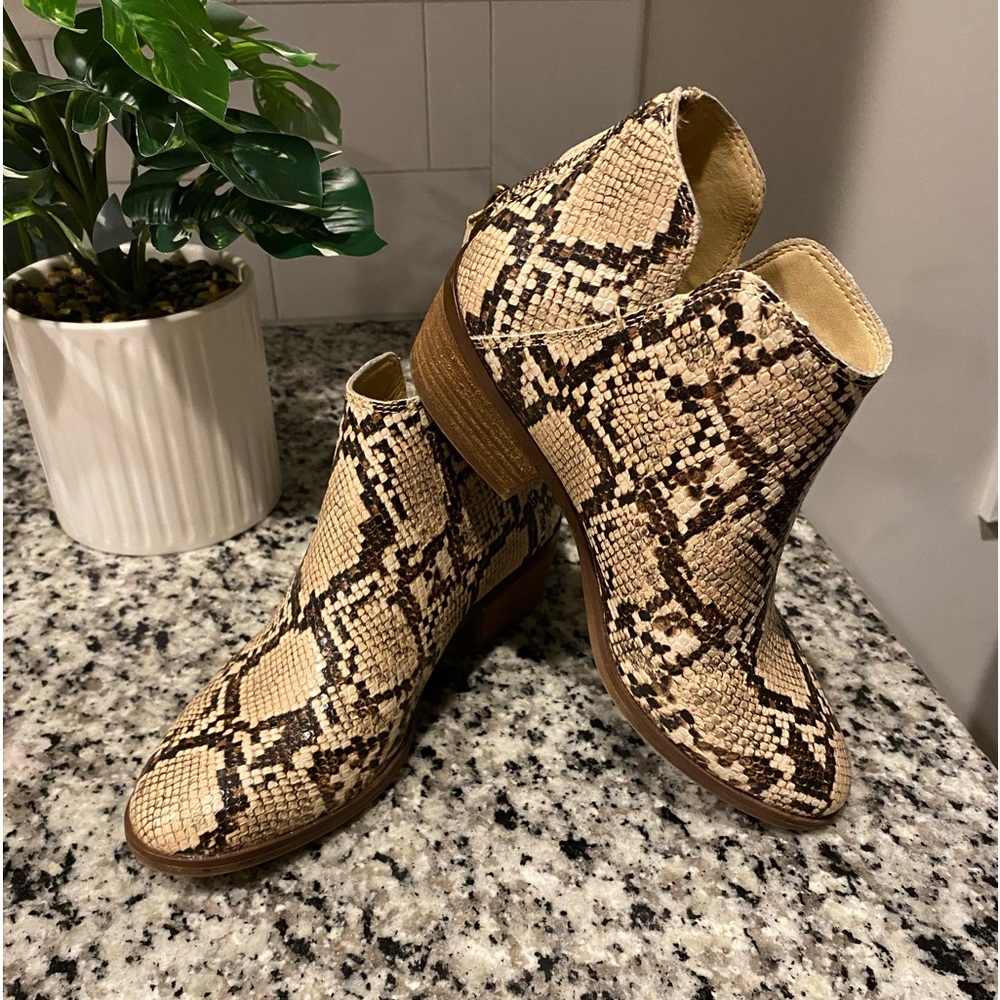 Michael by Micheal Shannon “Nadya”snakeskin reptile printed ankle boots size 6.5